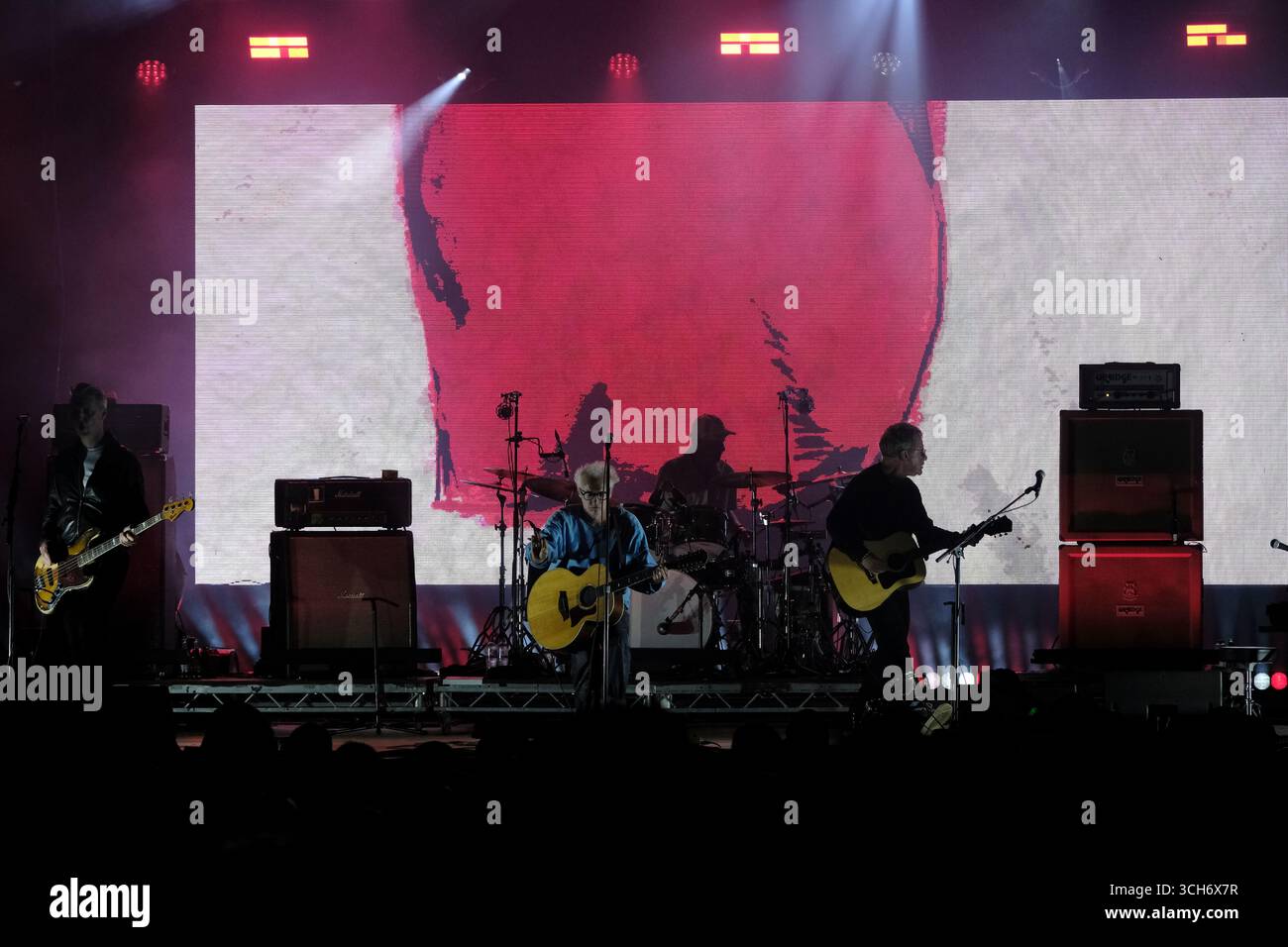 Jedburgh, Großbritannien. 31. August 2025. Travis trat am 30. August 2025 am zweiten Bühnenschlusstag des EdgeFest 2025 in Lilliardsedge nahe Jedburgh auf. EdgeFest 2025, Musikfestival. Ein wachsendes Musikfestival in den schottischen Grenzen, das jetzt im dritten Jahr in Lilliardsedge in der Nähe von Jedburgh stattfindet. Musik und Unterhaltung für die ganze Familie, unter dem großen Dach. (Quelle: Rob Gray/Alamy Live News Stockfoto