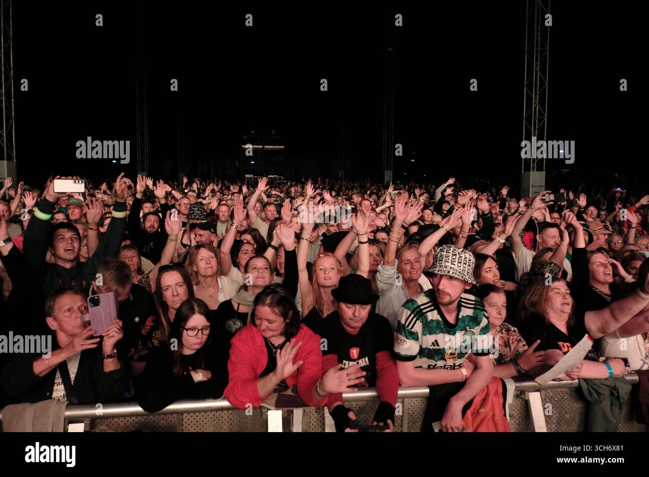 Jedburgh, Großbritannien. 31. August 2025. Travis trat am 30. August 2025 am zweiten Bühnenschlusstag des EdgeFest 2025 in Lilliardsedge nahe Jedburgh auf. EdgeFest 2025, Musikfestival. Ein wachsendes Musikfestival in den schottischen Grenzen, das jetzt im dritten Jahr in Lilliardsedge in der Nähe von Jedburgh stattfindet. Musik und Unterhaltung für die ganze Familie, unter dem großen Dach. (Quelle: Rob Gray/Alamy Live News Stockfoto