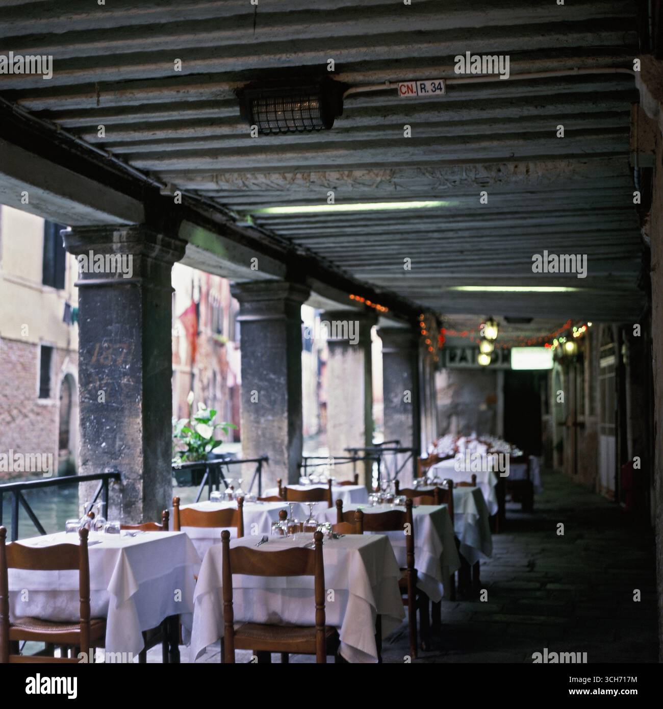 Nachmittagsszene in einem venezianischen Restaurant. Aufgenommen auf mittelformatigen Diafilmen. Dokumentarstil mit satten Farben, Licht und ruhigem Alltag. Stockfoto