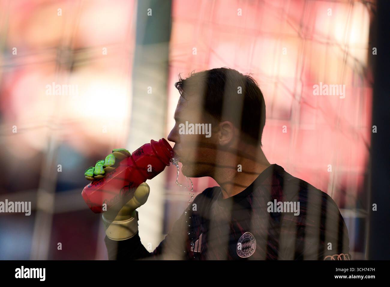 Augsburg, Deutschland. 30. August 2025. Manuel neuer, Torhüter des FC Bayern München im Spiel FC AUGSBURG - FC BAYERN München 2-3 am 30. August 2025 in der WWK Arena Augsburg. Saison 2025/2026, 1.Bundesliga, FCB, Spieltag 2, 2.Spieltag Fotograf: ddp Images/STAR-Images - DFL-VORSCHRIFTEN VERBIETEN JEDE VERWENDUNG VON FOTOS als BILDSEQUENZEN und/oder QUASI-VIDEO - Credit: ddp Media GmbH/Alamy Live News Stockfoto