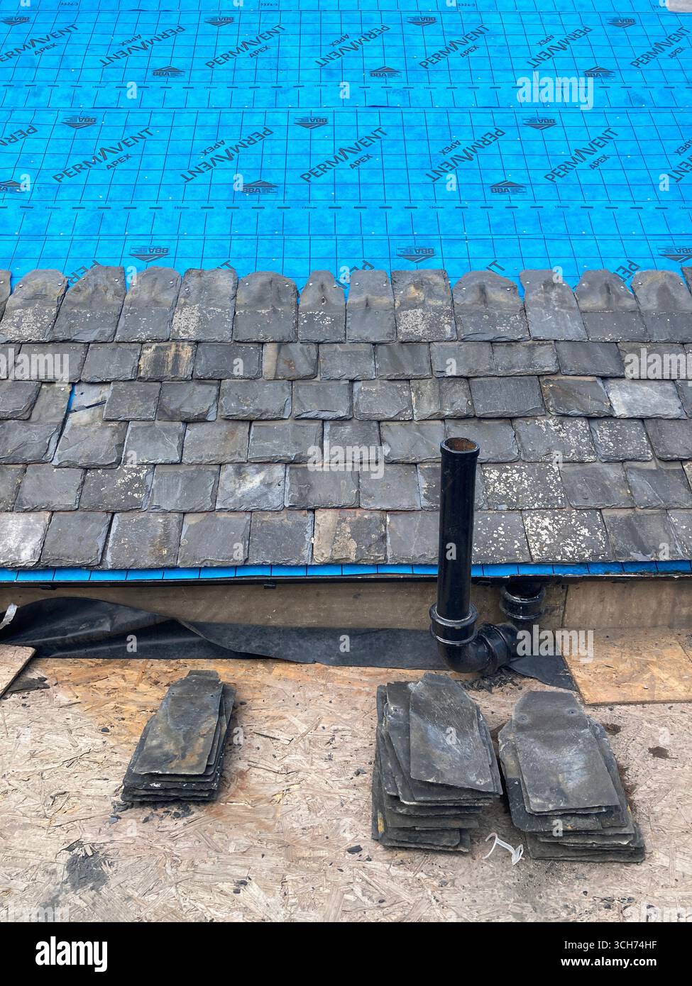 Das kommunale Dach repariert derzeit ein Gebäude in Edinburgh, installiert eine atmungsaktive wasserdichte Membranunterlage und erneuert die Sättigungsarbeiten Stockfoto