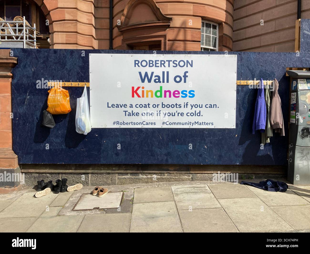 Robertson Wall of Good on Street, Spenden von Kleidung und Schuhen für Bedürftige, Edinburgh Schottland Stockfoto
