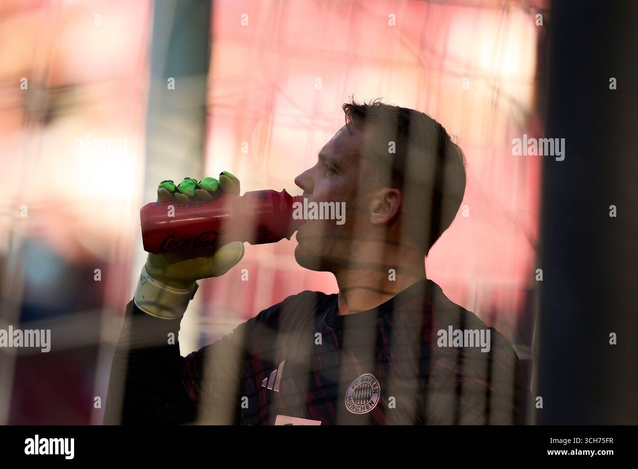 Augsburg, Deutschland. 30. August 2025. Manuel neuer, Torhüter des FC Bayern München im Spiel FC AUGSBURG - FC BAYERN München 2-3 am 30. August 2025 in der WWK Arena Augsburg. Saison 2025/2026, 1.Bundesliga, FCB, Spieltag 2, 2.Spieltag Fotograf: ddp Images/STAR-Images - DFL-VORSCHRIFTEN VERBIETEN JEDE VERWENDUNG VON FOTOS als BILDSEQUENZEN und/oder QUASI-VIDEO - Credit: ddp Media GmbH/Alamy Live News Stockfoto