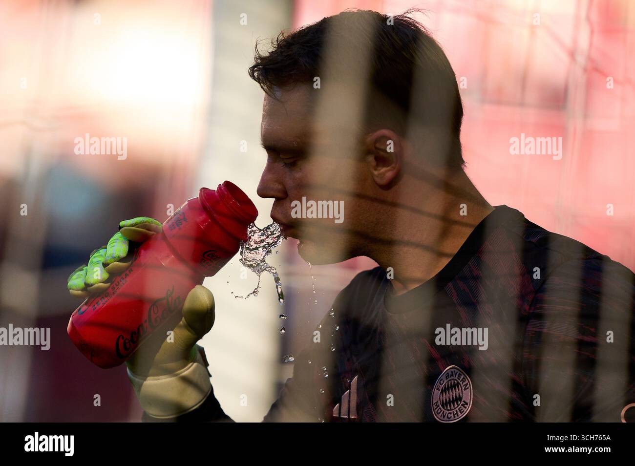 Augsburg, Deutschland. 30. August 2025. Manuel neuer, Torhüter des FC Bayern München im Spiel FC AUGSBURG - FC BAYERN München 2-3 am 30. August 2025 in der WWK Arena Augsburg. Saison 2025/2026, 1.Bundesliga, FCB, Spieltag 2, 2.Spieltag Fotograf: ddp Images/STAR-Images - DFL-VORSCHRIFTEN VERBIETEN JEDE VERWENDUNG VON FOTOS als BILDSEQUENZEN und/oder QUASI-VIDEO - Credit: ddp Media GmbH/Alamy Live News Stockfoto