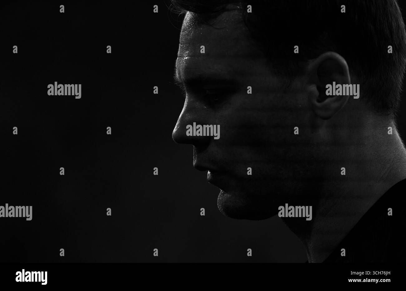 Augsburg, Deutschland. 30. August 2025. Manuel neuer, Torhüter des FC Bayern München im Spiel FC AUGSBURG - FC BAYERN München 2-3 am 30. August 2025 in der WWK Arena Augsburg. Saison 2025/2026, 1.Bundesliga, FCB, Spieltag 2, 2.Spieltag Fotograf: ddp Images/STAR-Images - DFL-VORSCHRIFTEN VERBIETEN JEDE VERWENDUNG VON FOTOS als BILDSEQUENZEN und/oder QUASI-VIDEO - Credit: ddp Media GmbH/Alamy Live News Stockfoto