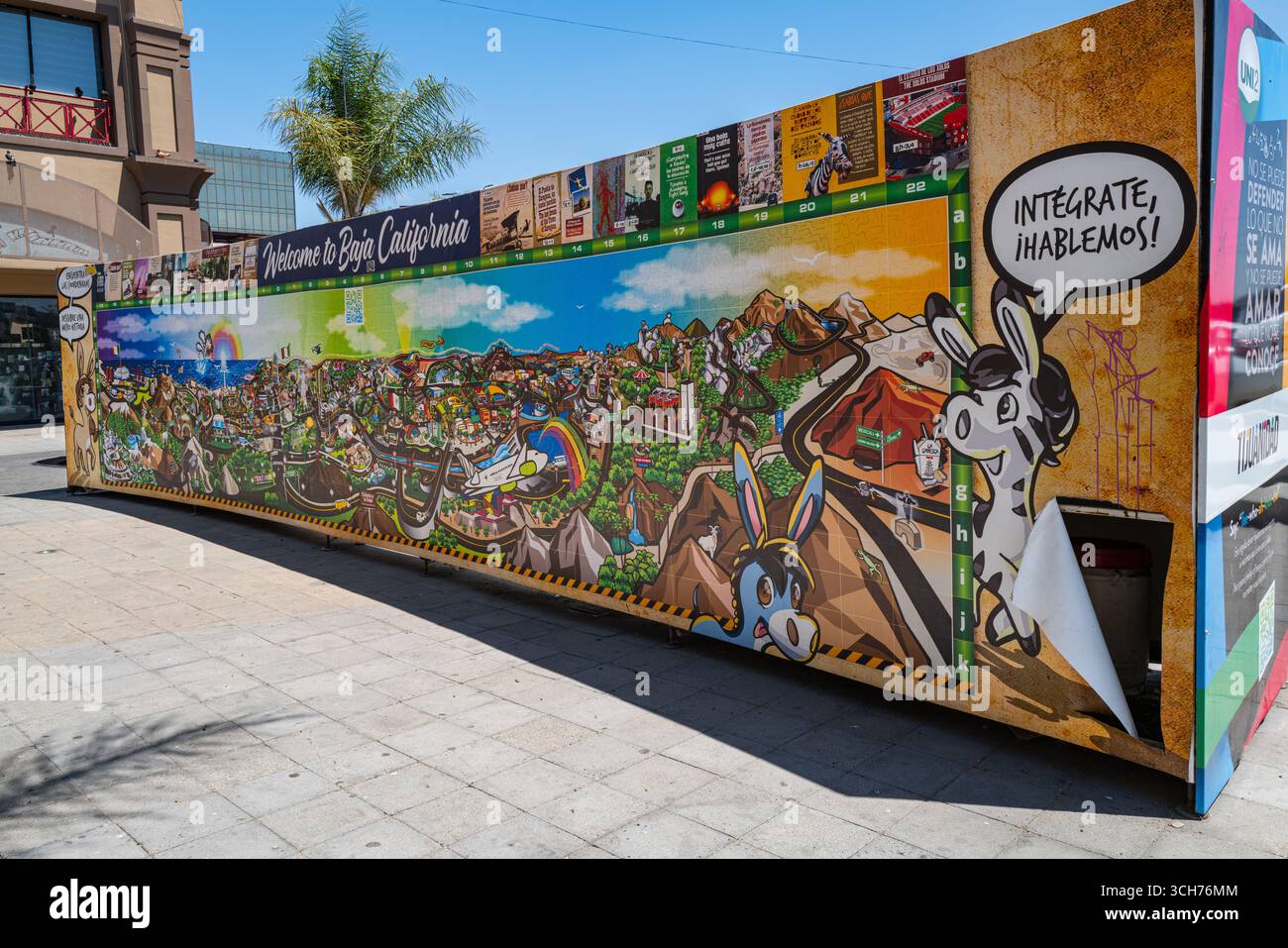 Das öffentliche Wandgemälde „Welcome to Baja California“ im El Centro von Tijuana zeigt eine farbenfrohe Karte mit wichtigen Städten und Wahrzeichen der Region. Stockfoto