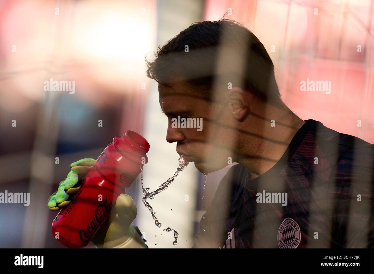 Augsburg, Deutschland. 30. August 2025. Manuel neuer, Torhüter des FC Bayern München im Spiel FC AUGSBURG - FC BAYERN München 2-3 am 30. August 2025 in der WWK Arena Augsburg. Saison 2025/2026, 1.Bundesliga, FCB, Spieltag 2, 2.Spieltag Fotograf: ddp Images/STAR-Images - DFL-VORSCHRIFTEN VERBIETEN JEDE VERWENDUNG VON FOTOS als BILDSEQUENZEN und/oder QUASI-VIDEO - Credit: ddp Media GmbH/Alamy Live News Stockfoto