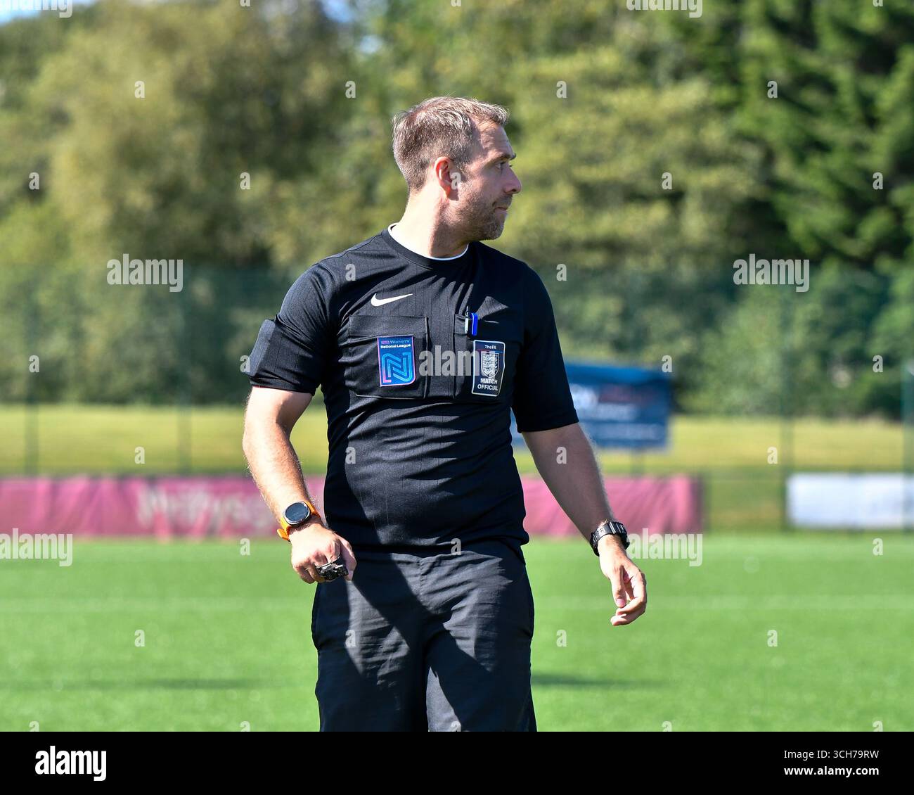 Pontypridd, Wales. 31. August 2025. Schiedsrichter Daniel Forrester beim Spiel der FA Women's National League Southern Premier Division zwischen Gwalia United und Hashtag United im USW Sport Park in Pontypridd, Wales, Großbritannien am 31. August 2025. Quelle: Duncan Thomas/Majestic Media. Stockfoto