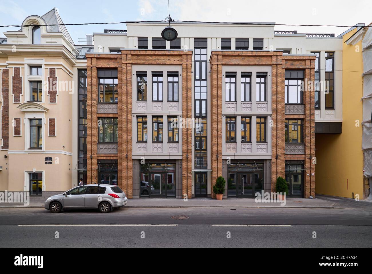 Die moderne architektonische Fassade zeigt ein stilvolles städtisches Gebäude, das sich in der Stadt befindet Stockfoto