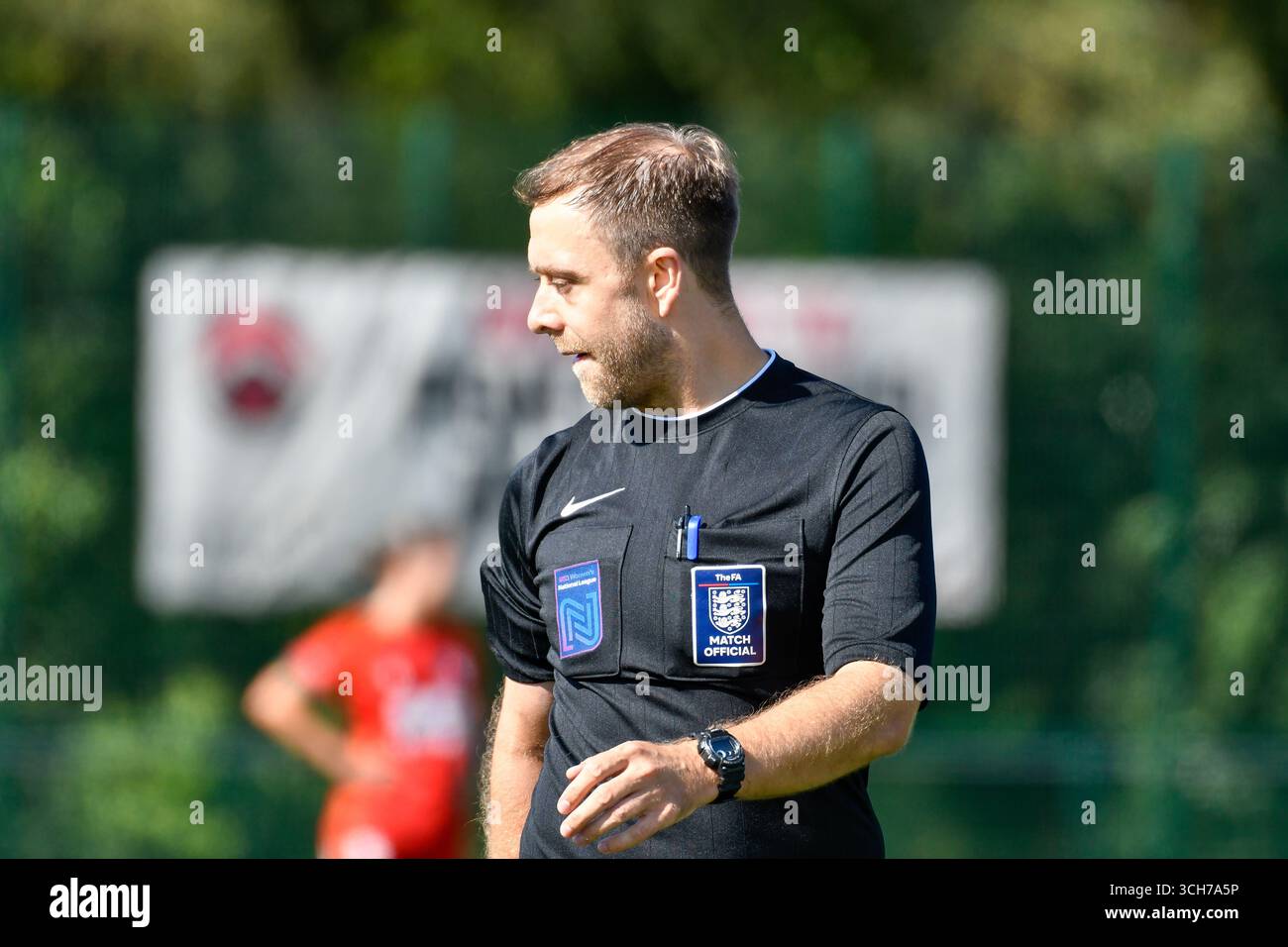 Pontypridd, Wales. 31. August 2025. Schiedsrichter Daniel Forrester beim Spiel der FA Women's National League Southern Premier Division zwischen Gwalia United und Hashtag United im USW Sport Park in Pontypridd, Wales, Großbritannien am 31. August 2025. Quelle: Duncan Thomas/Majestic Media. Stockfoto