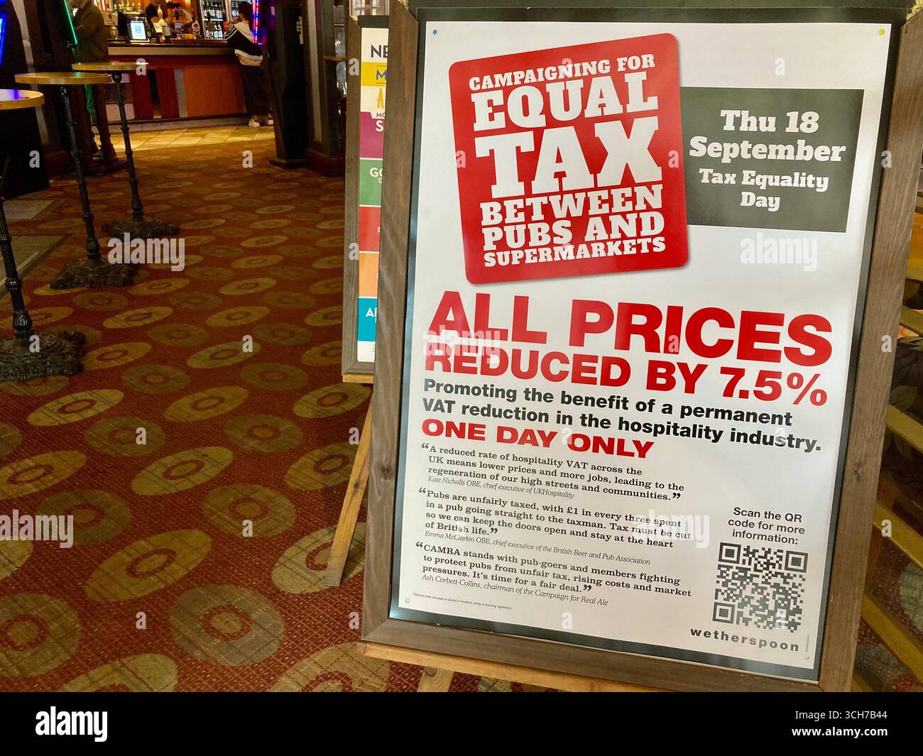 Kampagne für gleiche Steuern zwischen Pubs und Supermärkten in Wetherspoons Pubs Stockfoto