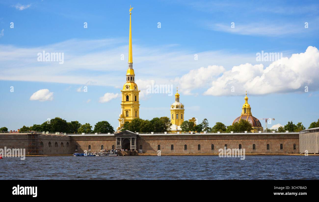 Peter-und-Paul-Kathedrale und Festung in Sankt Petersburg, Russland. Landschaft des historischen Wahrzeichens von St. Petersburg mit dem Fluss Neva und blauem Himmel Stockfoto