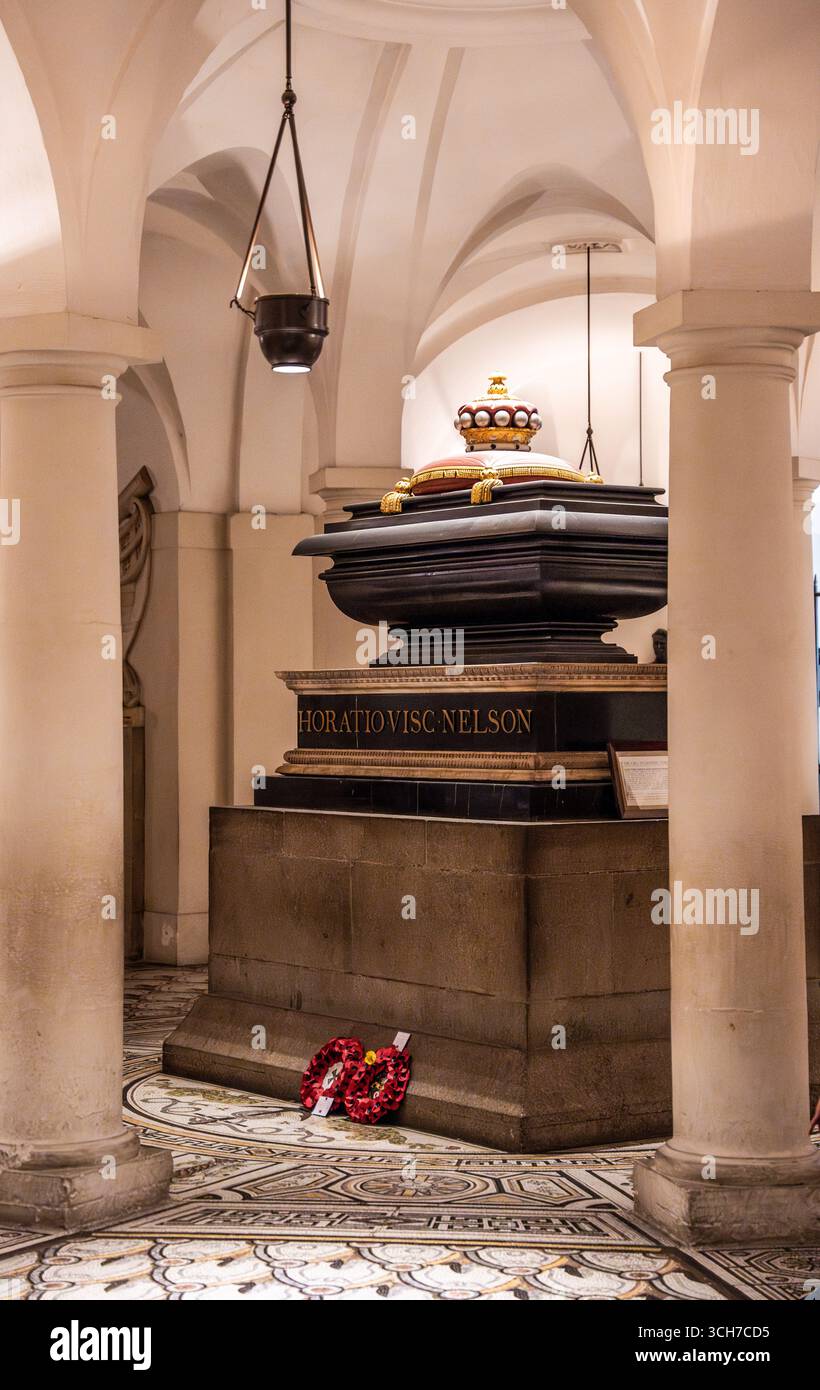 Der Marmorsarkophag und das Grab von Horatio Nelson, auch bekannt als Admiral Lord Nelson, in der Krypta der St Paul's Cathedral in London, England, Großbritannien Stockfoto