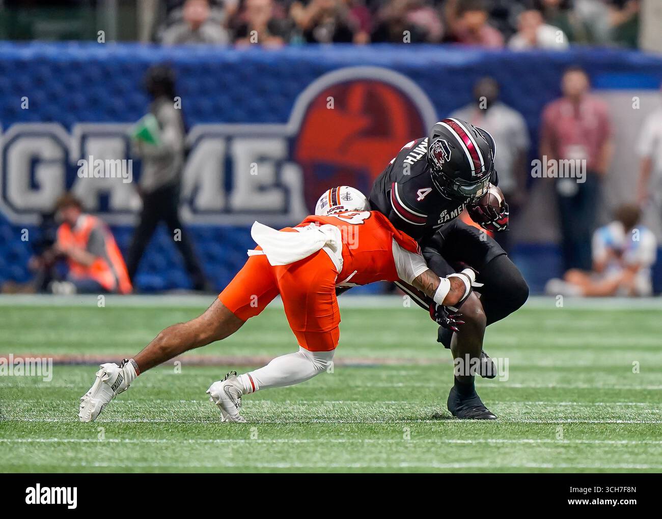 Virginia Tech Hokies Safety Isaiah Cash (18) will in der ersten Halbzeit bei einem NCAA-Football-Spiel zwischen den Virginia Tech Hokies und den South Carolina Gamecocks am 31. August 2025 im Mercedes-Benz Stadium in Atlanta, Georgia, gegen Michael Smith (4) kämpfen. (Fotos von: Jerome Hicks/SipaUSA) Credit: SIPA USA/Alamy Live News Stockfoto