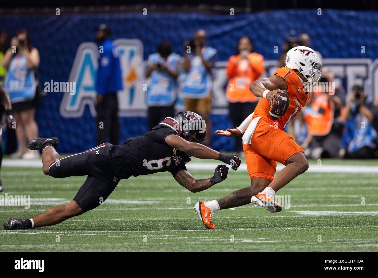 Atlanta, Georgia, USA. 31. August 2025: Virginia Tech Hokies Quarterback Kyron Drones (1) entkommt dem Linebacker Dylan Stewart (6) der South Carolina Gamecocks während der ersten Hälfte des Aflac Kickoff Game 2025 im Mercedes-Benz Stadium in Atlanta, GA. (Scott Kinser/CSM) (Credit Image: © Scott Kinser/Cal Sport Media) Credit: CAL Sport Media/Alamy Live News Stockfoto