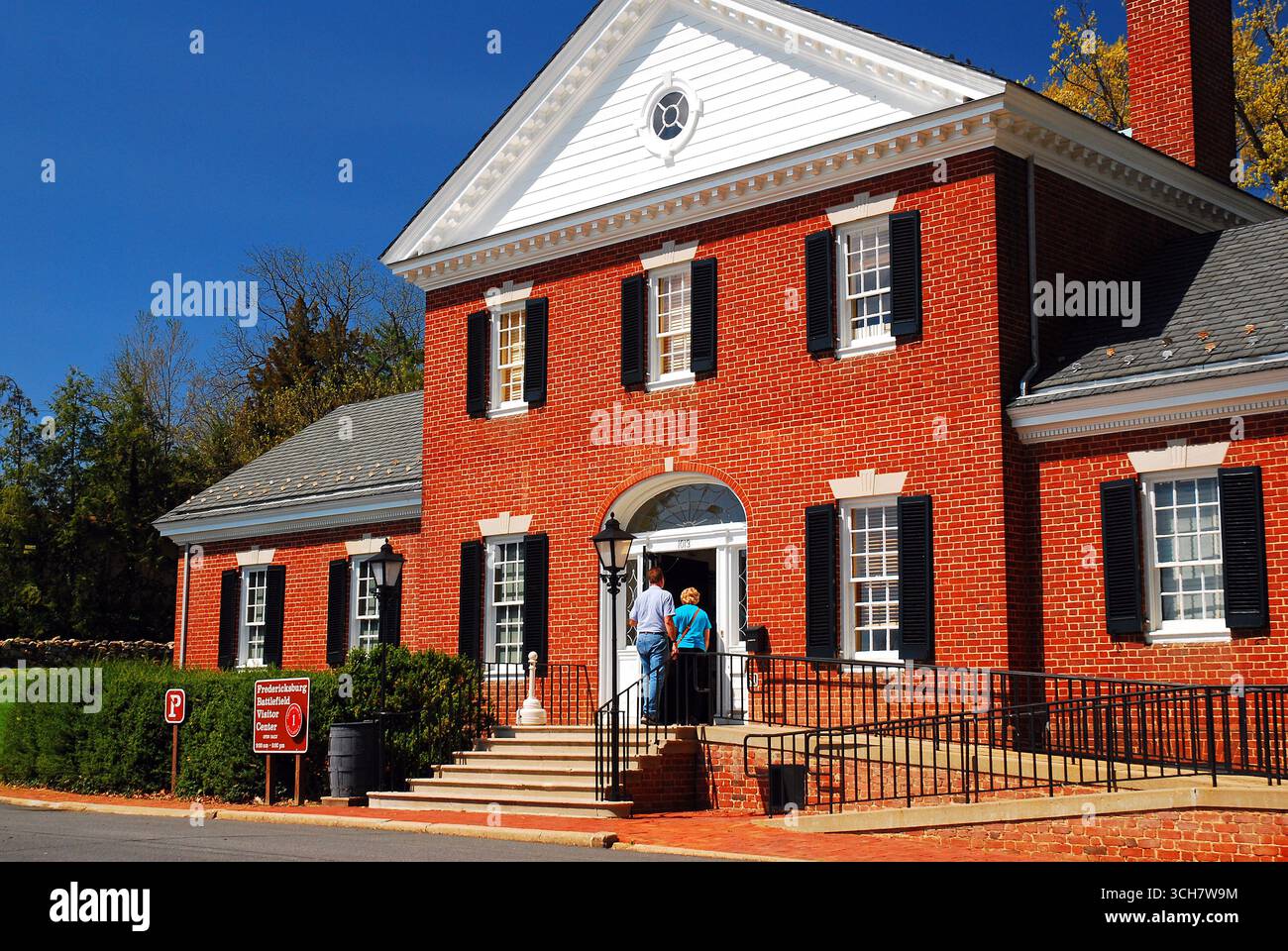 Ein erwachsenes Paar betritt das Besucherzentrum in Fredericksburg, Virginia Stockfoto