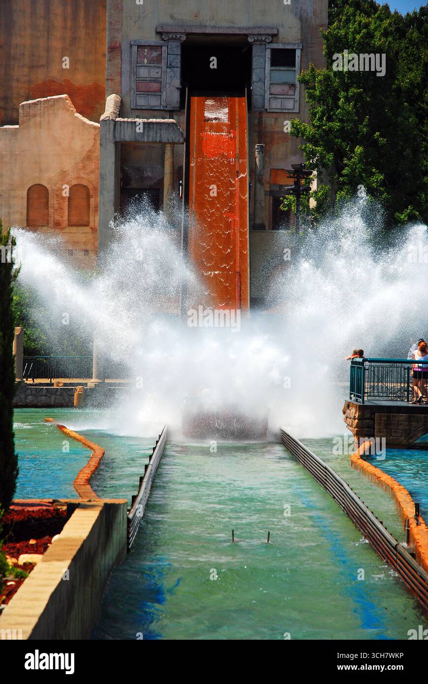 Nach einem großen Wasserfall wird eine Wasserfahrt nach unten geplätschert Stockfoto
