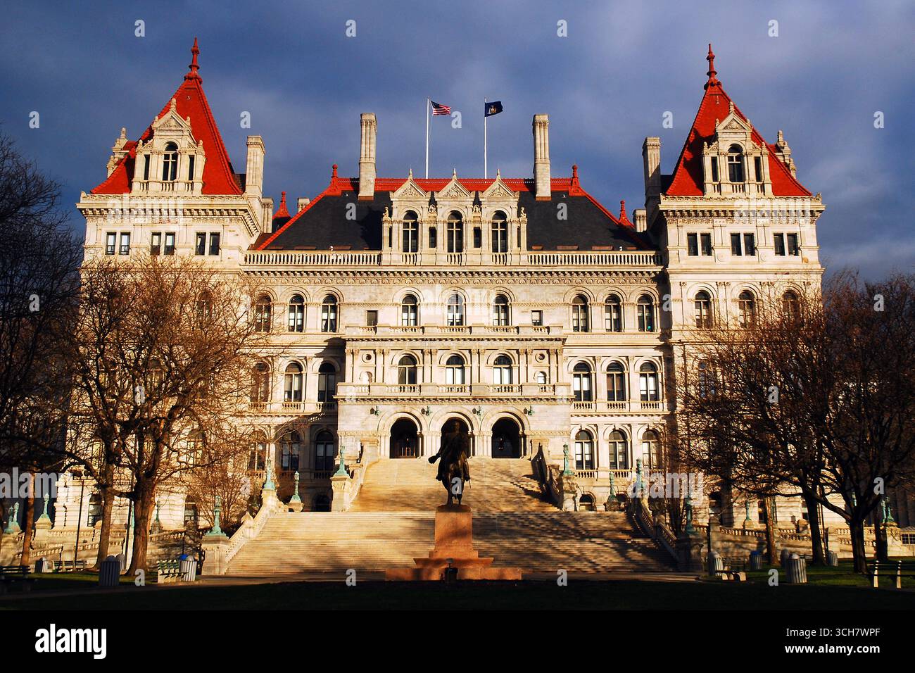 Das New York State Capitol Gebäude unter stürmischem Himmel Stockfoto