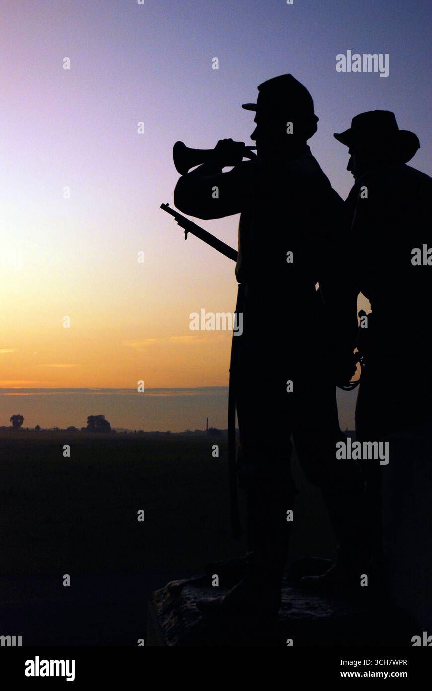 Eine Skulptur eines Buglers begrüßt den Sonnenaufgang am Virginia Memorial auf dem Gettysburg National Battlefield Stockfoto