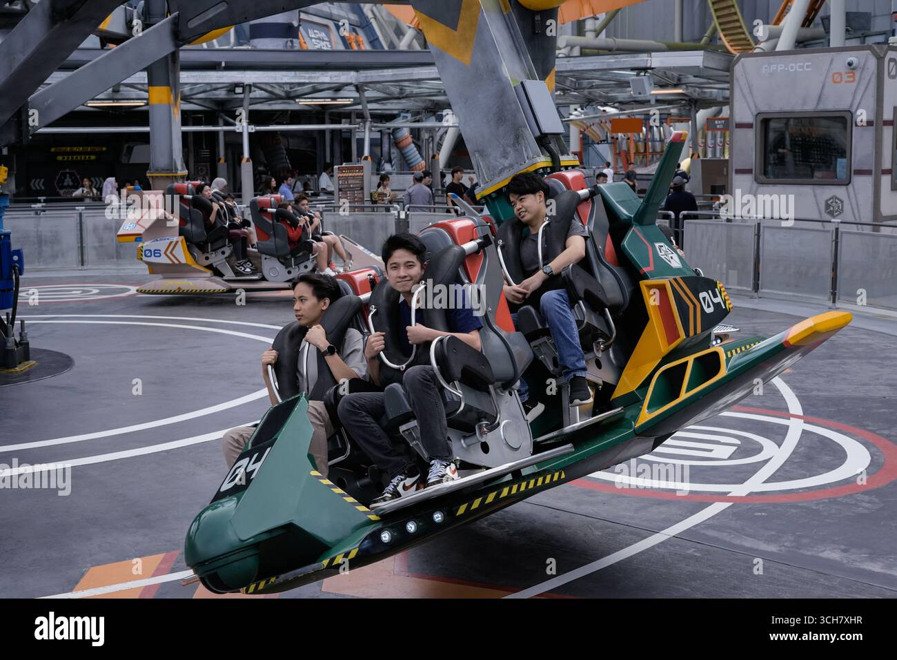 Am 16. September 2025 geht es nach Genting Highland Kuala Lumpur Malaysian mit einer Gruppe von Freunden und genießt eine energiereiche Achterbahnfahrt in einem Freizeitpark Stockfoto