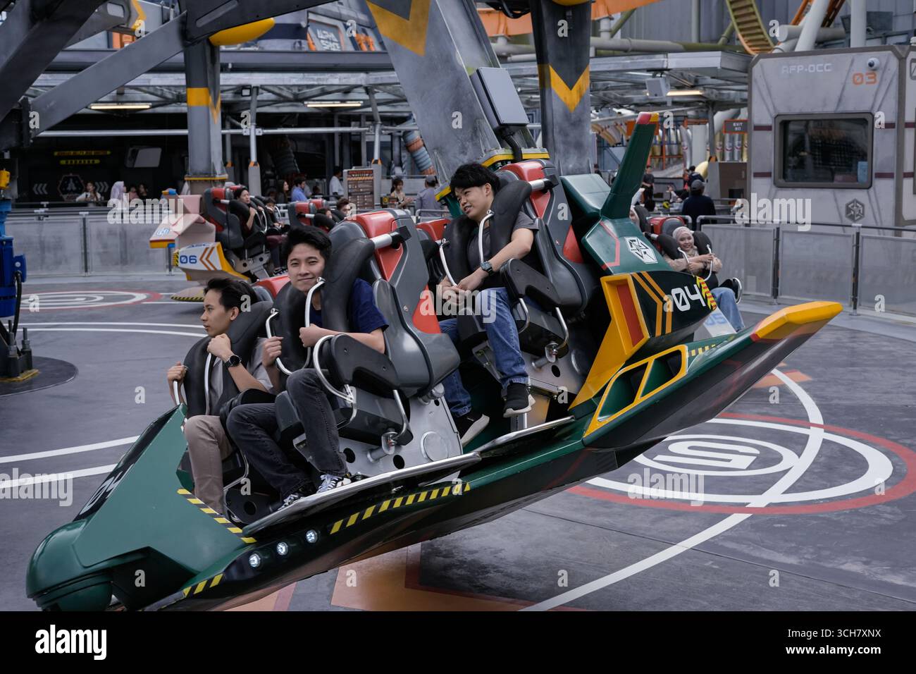 Am 16. September 2025 geht es nach Genting Highland Kuala Lumpur Malaysian mit einer Gruppe von Freunden und genießt eine energiereiche Achterbahnfahrt in einem Freizeitpark Stockfoto