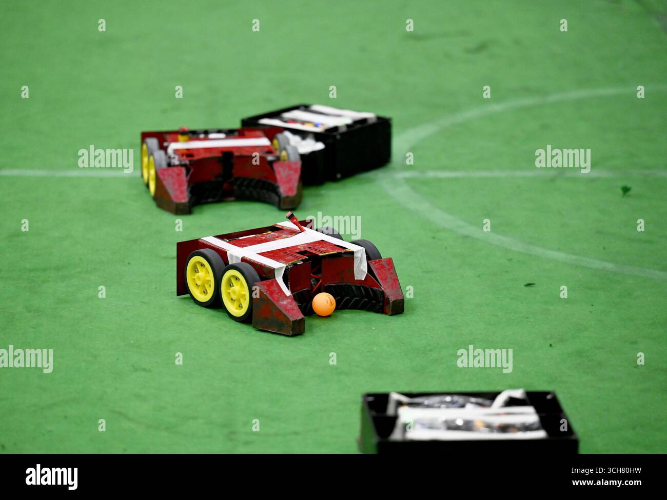 NOIDA, INDIEN - AUGUST 30: Teilnehmer der 9. Ausgabe der TechnoXian World Cup, die vom All India Council for Robotics & Automation (AICRA) am 30. August 2025 im Noida Indoor Stadium Sector 21A in Noida, Indien, zur größten Robotik-Meisterschaft der Welt erklärt wurde. Das Turnier bietet Festzelt-Wettbewerbe wie Robo Soccer - Roboter auf dem Fußballfeld, Drone Race & Drone Soccer - High-Speed-Luftkampf, Bots Combat & Sumo Bot - Maschinenkämpfe von Macht und Kontrolle, Robo Race & Maze Solver - Geschwindigkeit, Präzision und KI-Navigation, RC-Flugzeug & Wasserrakete mit Aerod Stockfoto