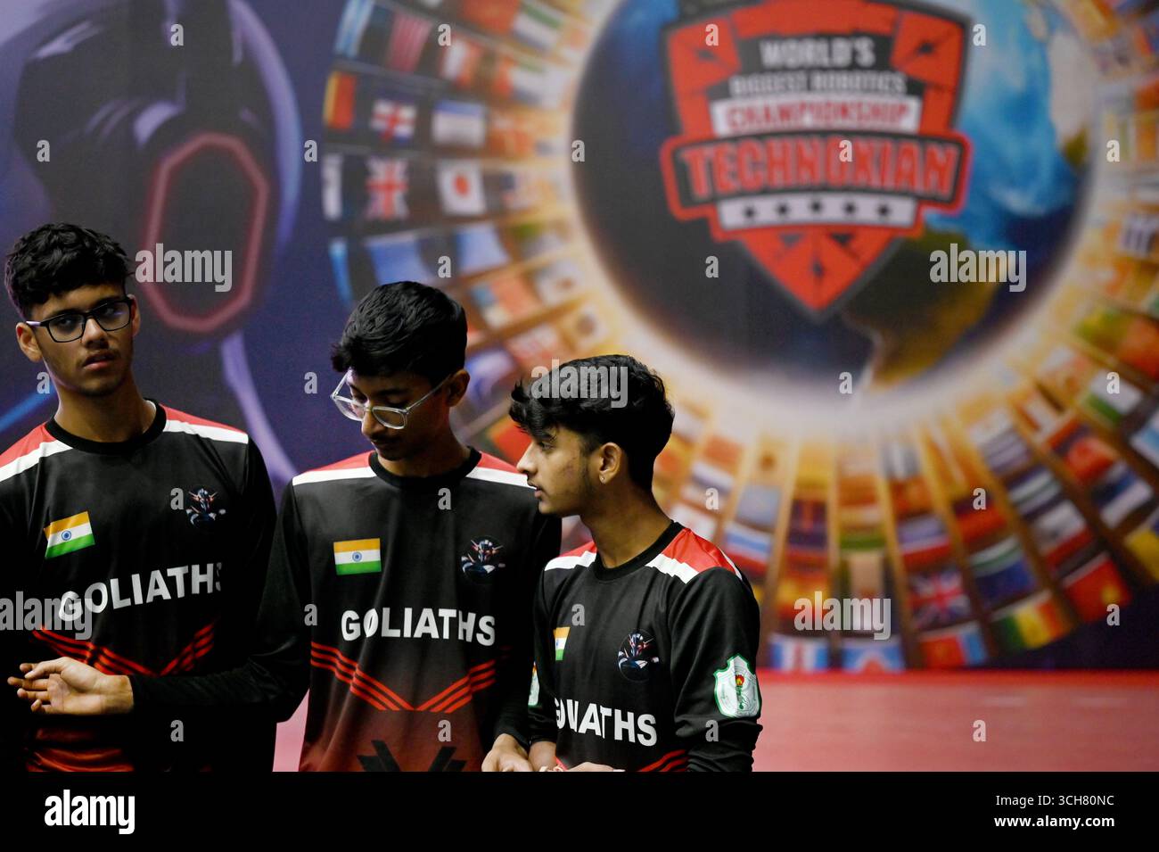 NOIDA, INDIEN - AUGUST 30: Teilnehmer der 9. Ausgabe der TechnoXian World Cup, die vom All India Council for Robotics & Automation (AICRA) am 30. August 2025 im Noida Indoor Stadium Sector 21A in Noida, Indien, zur größten Robotik-Meisterschaft der Welt erklärt wurde. Das Turnier bietet Festzelt-Wettbewerbe wie Robo Soccer - Roboter auf dem Fußballfeld, Drone Race & Drone Soccer - High-Speed-Luftkampf, Bots Combat & Sumo Bot - Maschinenkämpfe von Macht und Kontrolle, Robo Race & Maze Solver - Geschwindigkeit, Präzision und KI-Navigation, RC-Flugzeug & Wasserrakete mit Aerod Stockfoto
