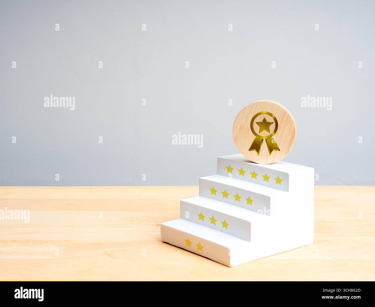 Der Holzpreis auf einer mit Sternen geschmückten Treppe symbolisiert Bewertungen, Kundenzufriedenheit, Leistung, Geschäftserfolg, Leistungsverbesserung, Erkennung Stockfoto