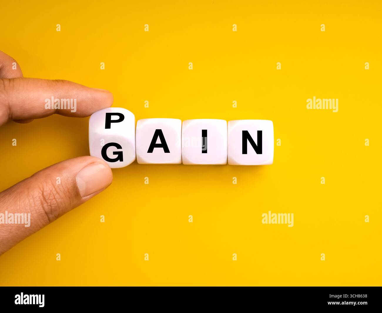 Das Umblättern von Würfeln von Schmerz zu Gewinn auf gelbem Hintergrund symbolisiert persönliches Wachstum, eine Mentalitätsänderung, das Überwinden von Herausforderungen, Erfolg durch Anstrengung, Mo Stockfoto