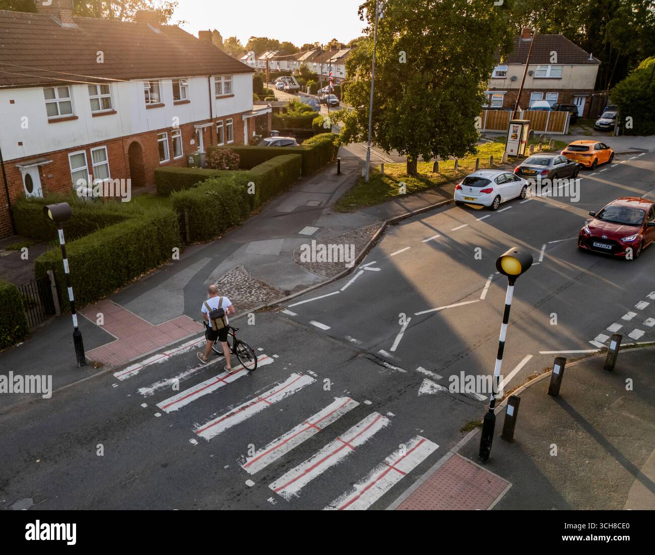 St. George's Cross ist auf einem Zebraübergang in York, Yorkshire, gemalt. In York, in Yorkshire. Bilddatum: Sonntag, 31. August 2025. Stockfoto