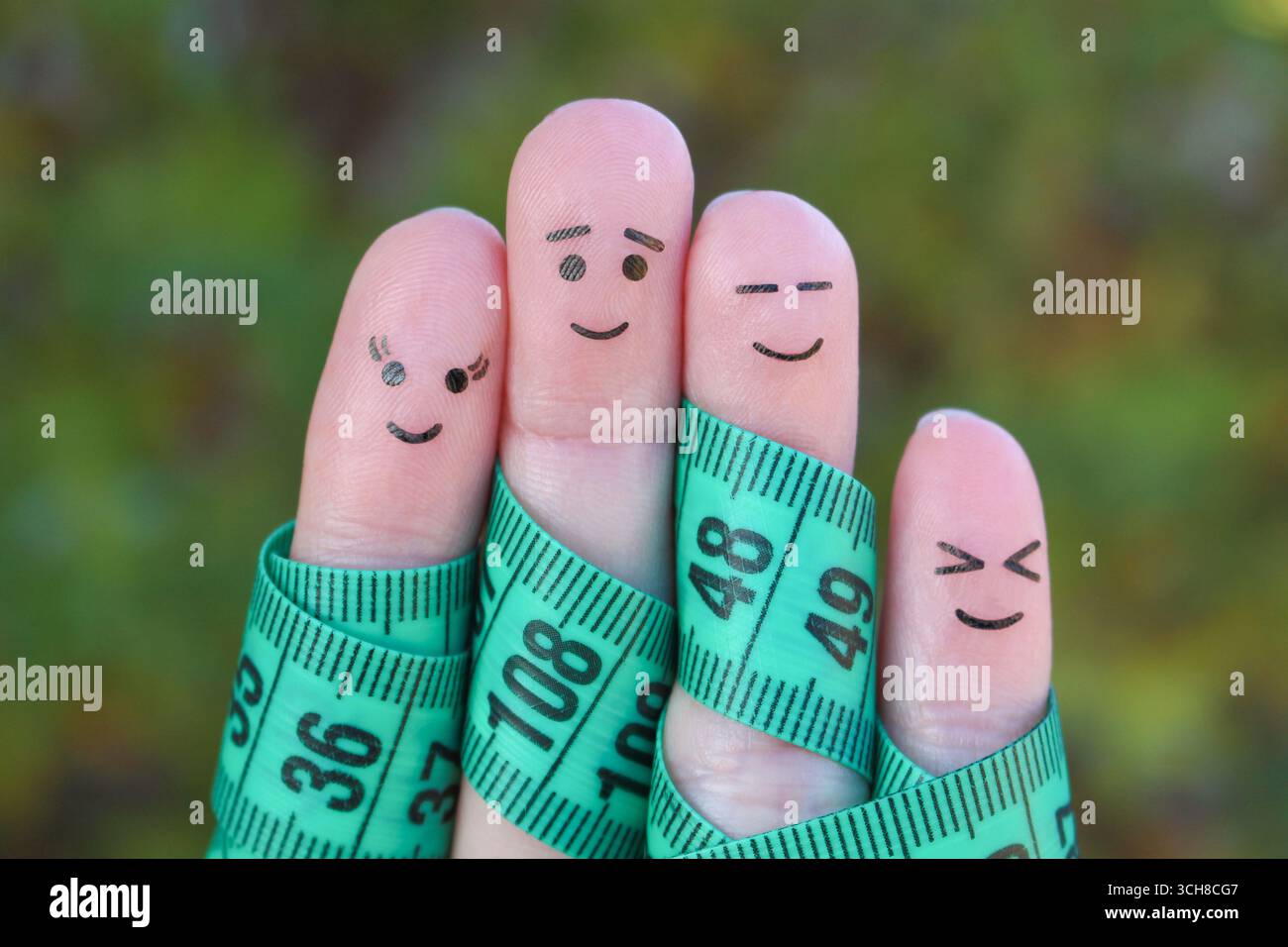 Fingerkunst einer glücklichen Familie mit Bandmaß. Das Konzept des gemeinsamen Abnehmens Stockfoto