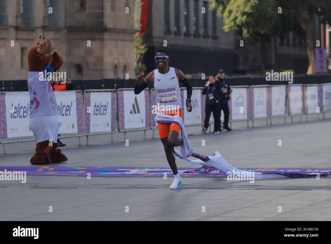 Mexiko-Stadt, Ciudad de Mexico, Mexiko. 31. August 2025. Tadu Abate Deme aus Äthiopien überquert die Ziellinie auf dem ersten Platz in der Elite-Kategorie der Männer beim XLII Mexico City Marathon. Am 31. August 2025 in Mexiko-Stadt. (Kreditbild: © Carlos Santiago/eyepix via ZUMA Press Wire) NUR REDAKTIONELLE VERWENDUNG! Nicht für kommerzielle ZWECKE! Quelle: ZUMA Press, Inc./Alamy Live News Stockfoto
