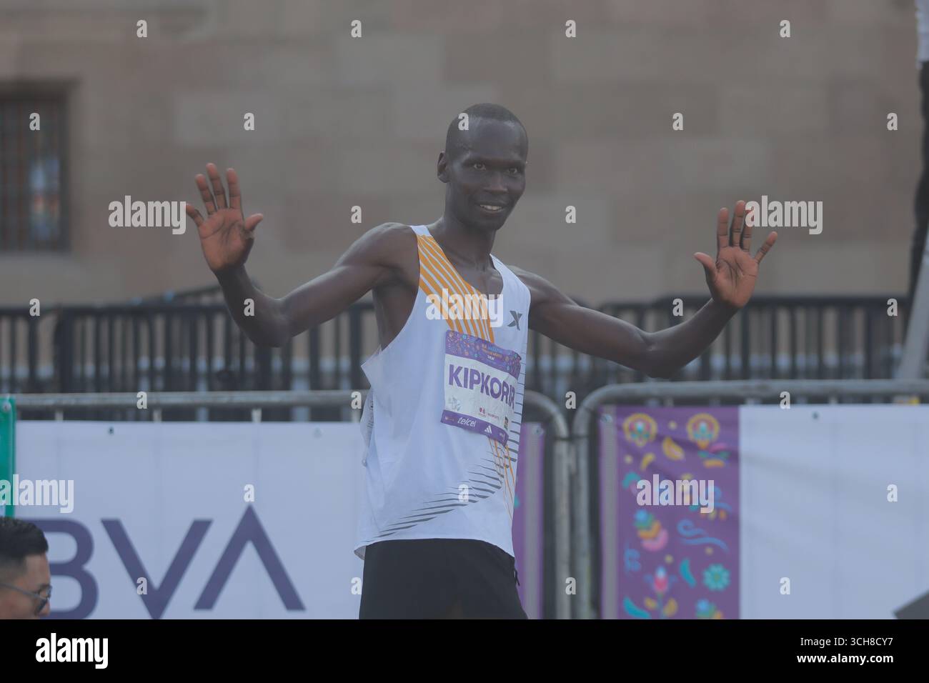Mexiko-Stadt, Ciudad de Mexico, Mexiko. 31. August 2025. Bernard Kipkorir Na aus Kenia erreicht die Ziellinie als zweiten Platz in der Elite-Kategorie der Männer beim XLII Mexico City Marathon. Am 31. August 2025 in Mexiko-Stadt. (Kreditbild: © Carlos Santiago/eyepix via ZUMA Press Wire) NUR REDAKTIONELLE VERWENDUNG! Nicht für kommerzielle ZWECKE! Quelle: ZUMA Press, Inc./Alamy Live News Stockfoto