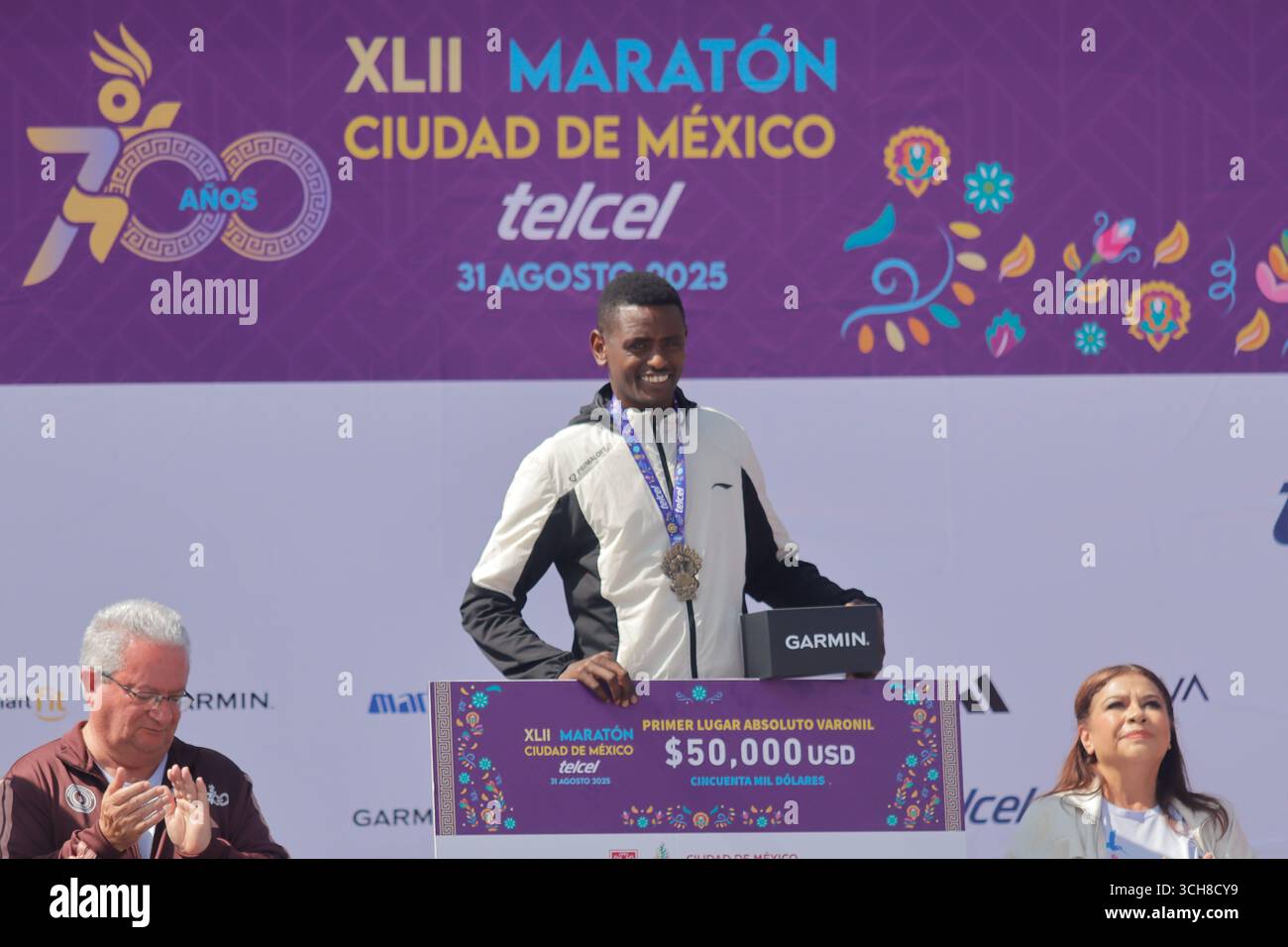 Mexiko-Stadt, Ciudad de Mexico, Mexiko. 31. August 2025. Tadu Abate Deme aus Äthiopien nimmt den ersten Platz in der Elite-Kategorie der Männer beim XLII Mexico City Marathon auf. Am 31. August 2025 in Mexiko-Stadt. (Kreditbild: © Carlos Santiago/eyepix via ZUMA Press Wire) NUR REDAKTIONELLE VERWENDUNG! Nicht für kommerzielle ZWECKE! Quelle: ZUMA Press, Inc./Alamy Live News Stockfoto