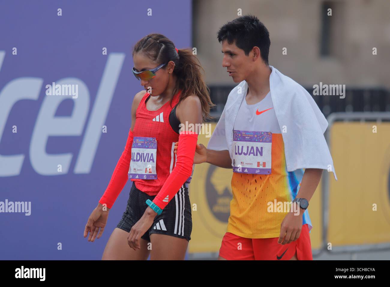 Mexiko-Stadt, Ciudad de Mexico, Mexiko. 31. August 2025. Lizaida Valdivia aus Peru erreicht die Ziellinie als zweiten Platz in der Elite-Kategorie der Frauen beim XLII Mexico City Marathon. Am 31. August 2025 in Mexiko-Stadt. (Kreditbild: © Carlos Santiago/eyepix via ZUMA Press Wire) NUR REDAKTIONELLE VERWENDUNG! Nicht für kommerzielle ZWECKE! Quelle: ZUMA Press, Inc./Alamy Live News Stockfoto