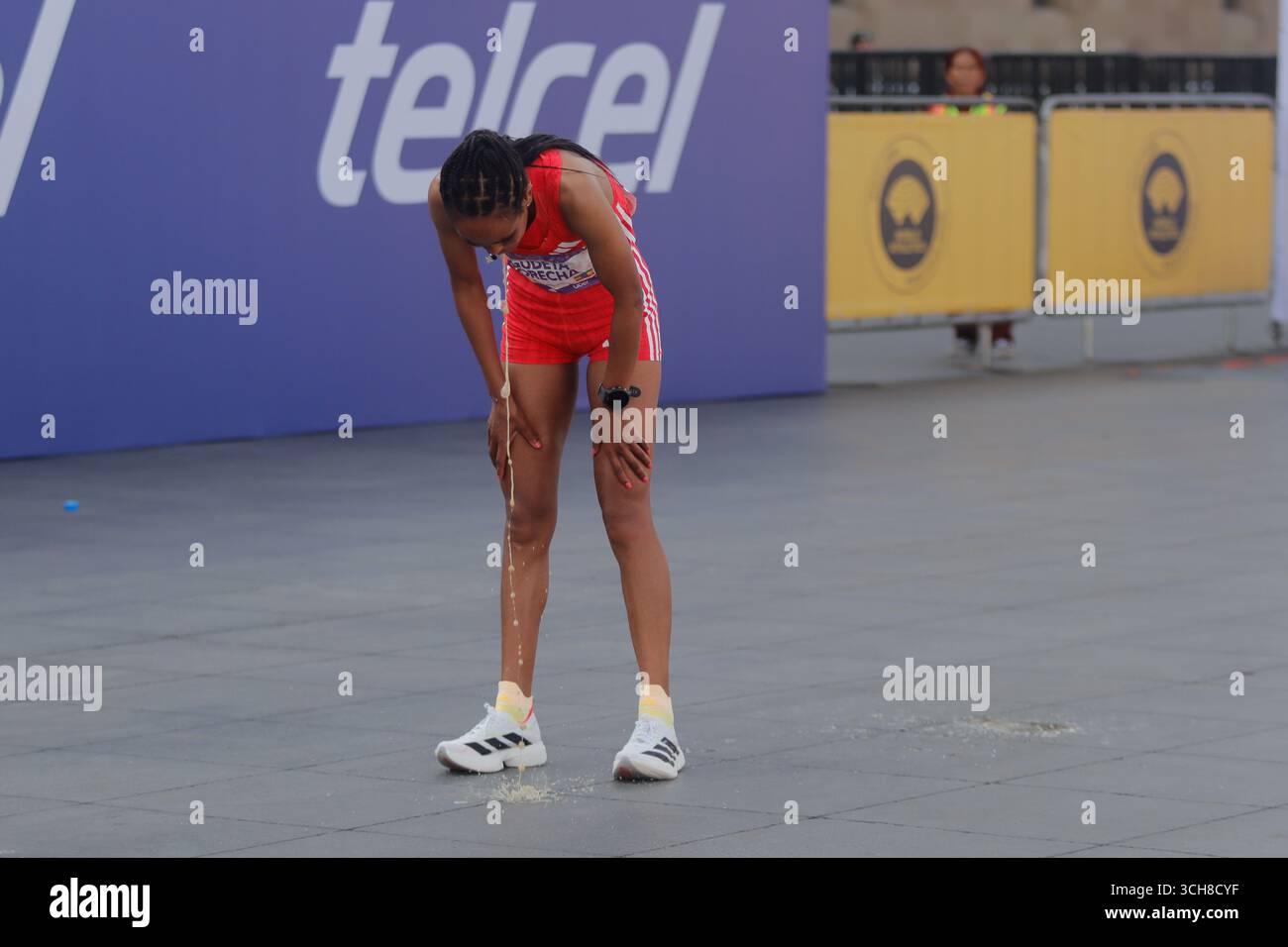 Mexiko-Stadt, Ciudad de Mexico, Mexiko. 31. August 2025. Bekelech Gudeta Borecha aus Äthiopien wird beim XLII Mexico City Marathon nach dem Überqueren der Ziellinie als zweiter Platz in der Elite-Kategorie der Frauen erbrochen. Am 31. August 2025 in Mexiko-Stadt. (Kreditbild: © Carlos Santiago/eyepix via ZUMA Press Wire) NUR REDAKTIONELLE VERWENDUNG! Nicht für kommerzielle ZWECKE! Quelle: ZUMA Press, Inc./Alamy Live News Stockfoto