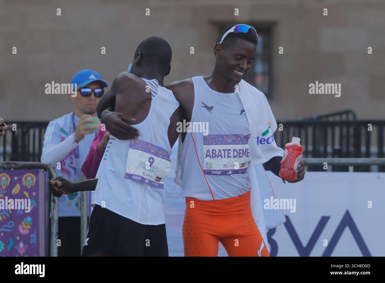 Mexiko-Stadt, Ciudad de Mexico, Mexiko. 31. August 2025. Tadu Abate Deme aus Äthiopien reagiert nach Erreichen der Ziellinie auf den ersten Platz in der Herren-Elite-Kategorie des XLII Mexico City Marathon. Am 31. August 2025 in Mexiko-Stadt. (Kreditbild: © Carlos Santiago/eyepix via ZUMA Press Wire) NUR REDAKTIONELLE VERWENDUNG! Nicht für kommerzielle ZWECKE! Quelle: ZUMA Press, Inc./Alamy Live News Stockfoto