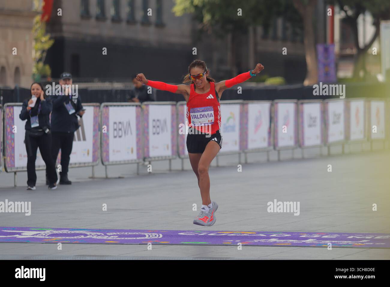 Mexiko-Stadt, Ciudad de Mexico, Mexiko. 31. August 2025. Lizaida Valdivia aus Peru erreicht die Ziellinie als zweiten Platz in der Elite-Kategorie der Frauen beim XLII Mexico City Marathon. Am 31. August 2025 in Mexiko-Stadt. (Kreditbild: © Carlos Santiago/eyepix via ZUMA Press Wire) NUR REDAKTIONELLE VERWENDUNG! Nicht für kommerzielle ZWECKE! Quelle: ZUMA Press, Inc./Alamy Live News Stockfoto