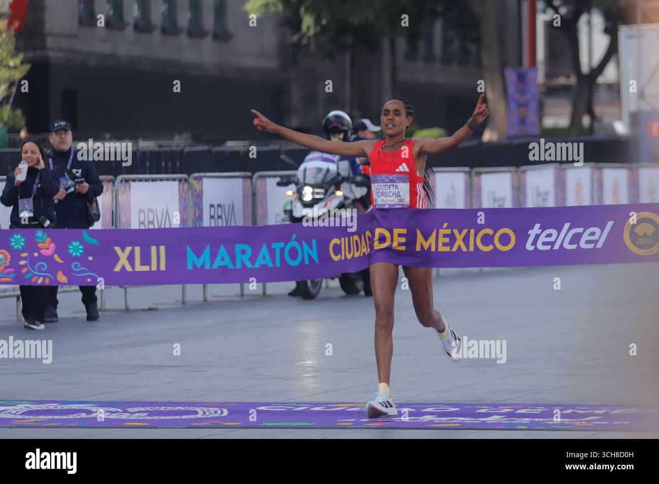Mexiko-Stadt, Ciudad de Mexico, Mexiko. 31. August 2025. Bekelech Gudeta Borecha aus Äthiopien überquert die Ziellinie auf dem zweiten Platz in der Elite-Kategorie der Frauen beim XLII Mexico City Marathon. Am 31. August 2025 in Mexiko-Stadt. (Kreditbild: © Carlos Santiago/eyepix via ZUMA Press Wire) NUR REDAKTIONELLE VERWENDUNG! Nicht für kommerzielle ZWECKE! Quelle: ZUMA Press, Inc./Alamy Live News Stockfoto