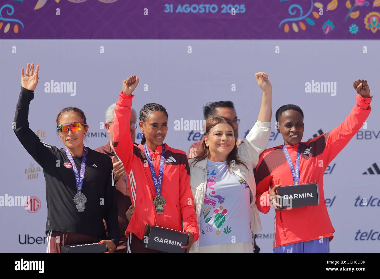 Mexiko-Stadt, Ciudad de Mexico, Mexiko. 31. August 2025. (L-R) Lizaida Valdivia aus Peru, Bekelech Gudeta Borecha aus Äthiopien, Regierungschef von Mexiko-Stadt, Clara Brugada Molina und Ruth Danies Albert Jebet aus Bahrain posierten während der Preisverleihung für die Elite-Kategorie der Frauen beim XLII Mexico City Marathon. Am 31. August 2025 in Mexiko-Stadt. (Kreditbild: © Carlos Santiago/eyepix via ZUMA Press Wire) NUR REDAKTIONELLE VERWENDUNG! Nicht für kommerzielle ZWECKE! Quelle: ZUMA Press, Inc./Alamy Live News Stockfoto