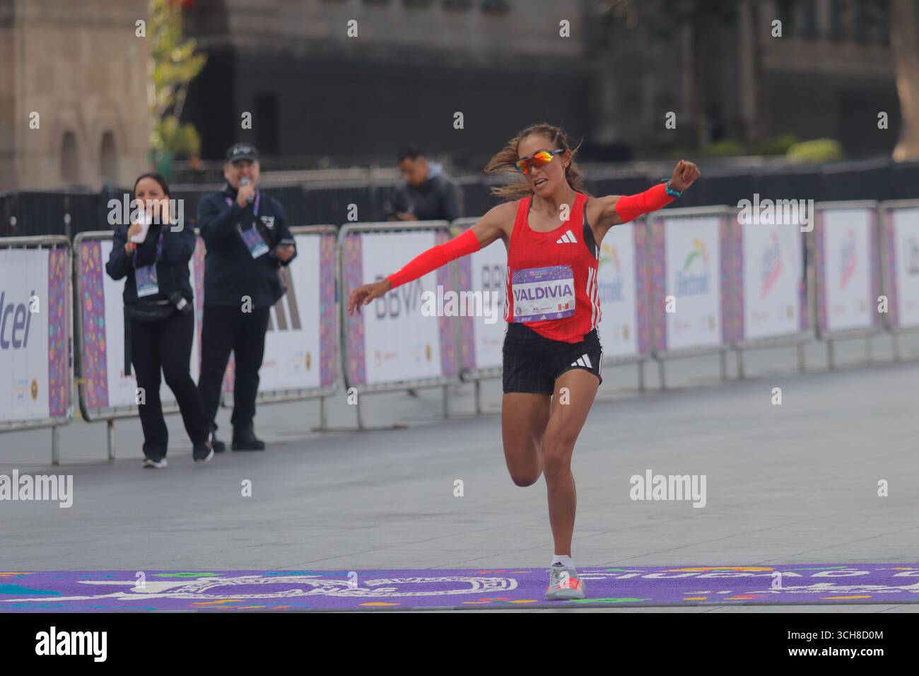 Mexiko-Stadt, Ciudad de Mexico, Mexiko. 31. August 2025. Lizaida Valdivia aus Peru feierte nach der Überquerung der Ziellinie den zweiten Platz in der Elite-Kategorie der Frauen beim XLII Mexico City Marathon. Am 31. August 2025 in Mexiko-Stadt. (Kreditbild: © Carlos Santiago/eyepix via ZUMA Press Wire) NUR REDAKTIONELLE VERWENDUNG! Nicht für kommerzielle ZWECKE! Quelle: ZUMA Press, Inc./Alamy Live News Stockfoto