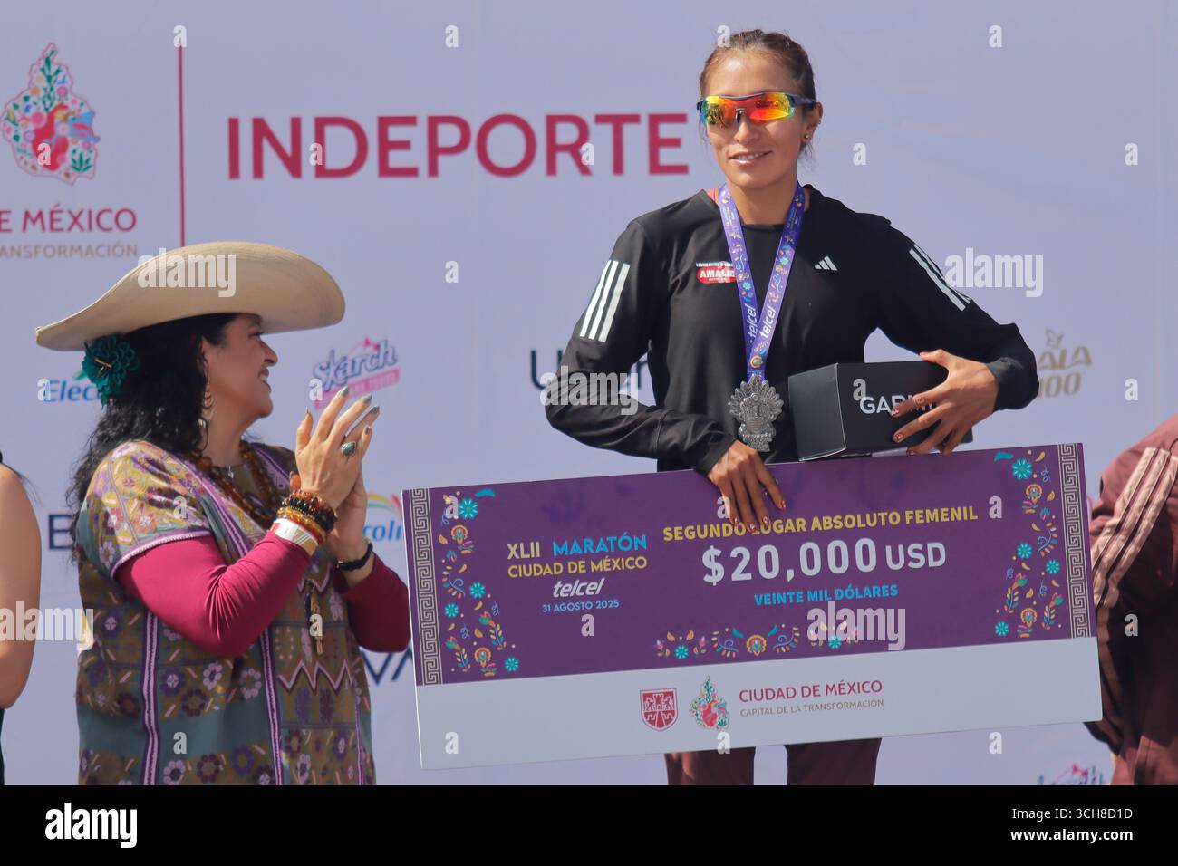 Mexiko-Stadt, Ciudad de Mexico, Mexiko. 31. August 2025. Lizaida Valdivia aus Peru, die während der Preisverleihung posierte, gewann den zweiten Platz in der Elite-Kategorie der Frauen beim XLII Mexico City Marathon. Am 31. August 2025 in Mexiko-Stadt. (Kreditbild: © Carlos Santiago/eyepix via ZUMA Press Wire) NUR REDAKTIONELLE VERWENDUNG! Nicht für kommerzielle ZWECKE! Quelle: ZUMA Press, Inc./Alamy Live News Stockfoto
