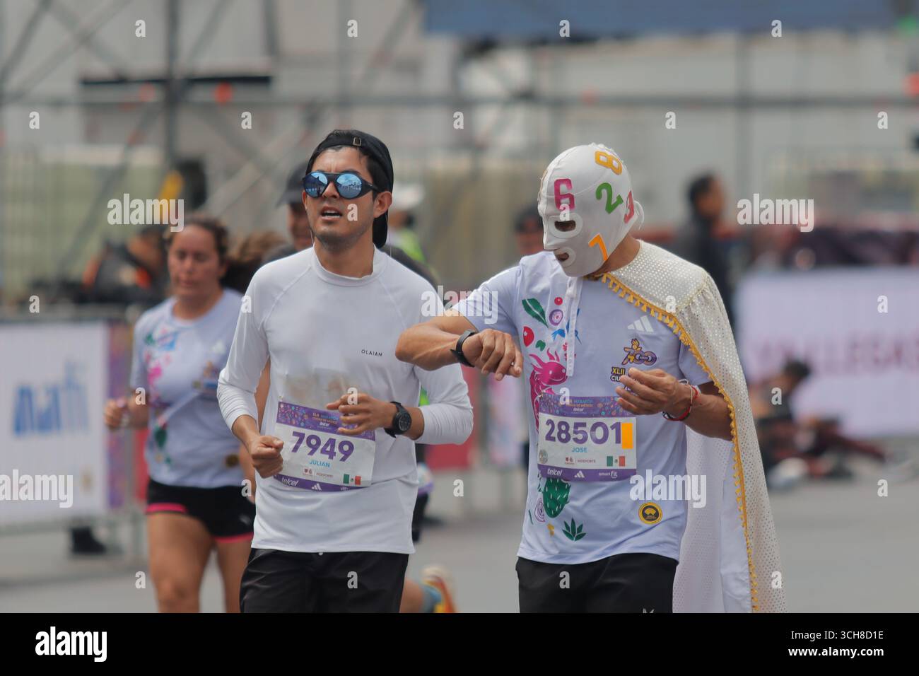 Mexiko-Stadt, Ciudad de Mexico, Mexiko. 31. August 2025. Trage eine Wrestling-Maske beim XLII Mexico City Marathon. Am 31. August 2025 in Mexiko-Stadt. (Kreditbild: © Carlos Santiago/eyepix via ZUMA Press Wire) NUR REDAKTIONELLE VERWENDUNG! Nicht für kommerzielle ZWECKE! Quelle: ZUMA Press, Inc./Alamy Live News Stockfoto