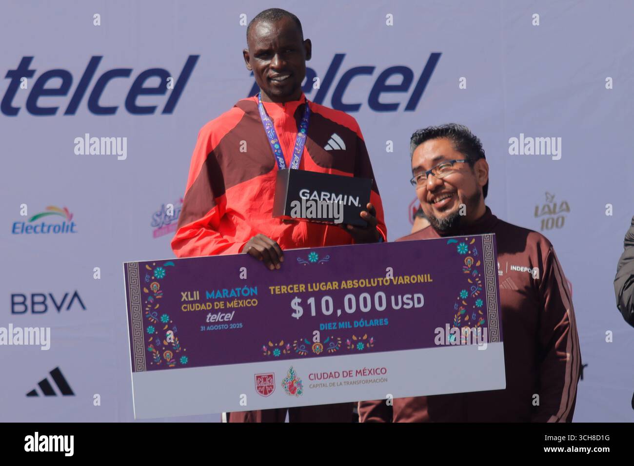 Mexiko-Stadt, Ciudad de Mexico, Mexiko. 31. August 2025. Bernard Kipkorir Na aus Kenia belegt den dritten Platz in der Elite-Kategorie der Männer beim XLII Mexico City Marathon. Am 31. August 2025 in Mexiko-Stadt. (Kreditbild: © Carlos Santiago/eyepix via ZUMA Press Wire) NUR REDAKTIONELLE VERWENDUNG! Nicht für kommerzielle ZWECKE! Quelle: ZUMA Press, Inc./Alamy Live News Stockfoto