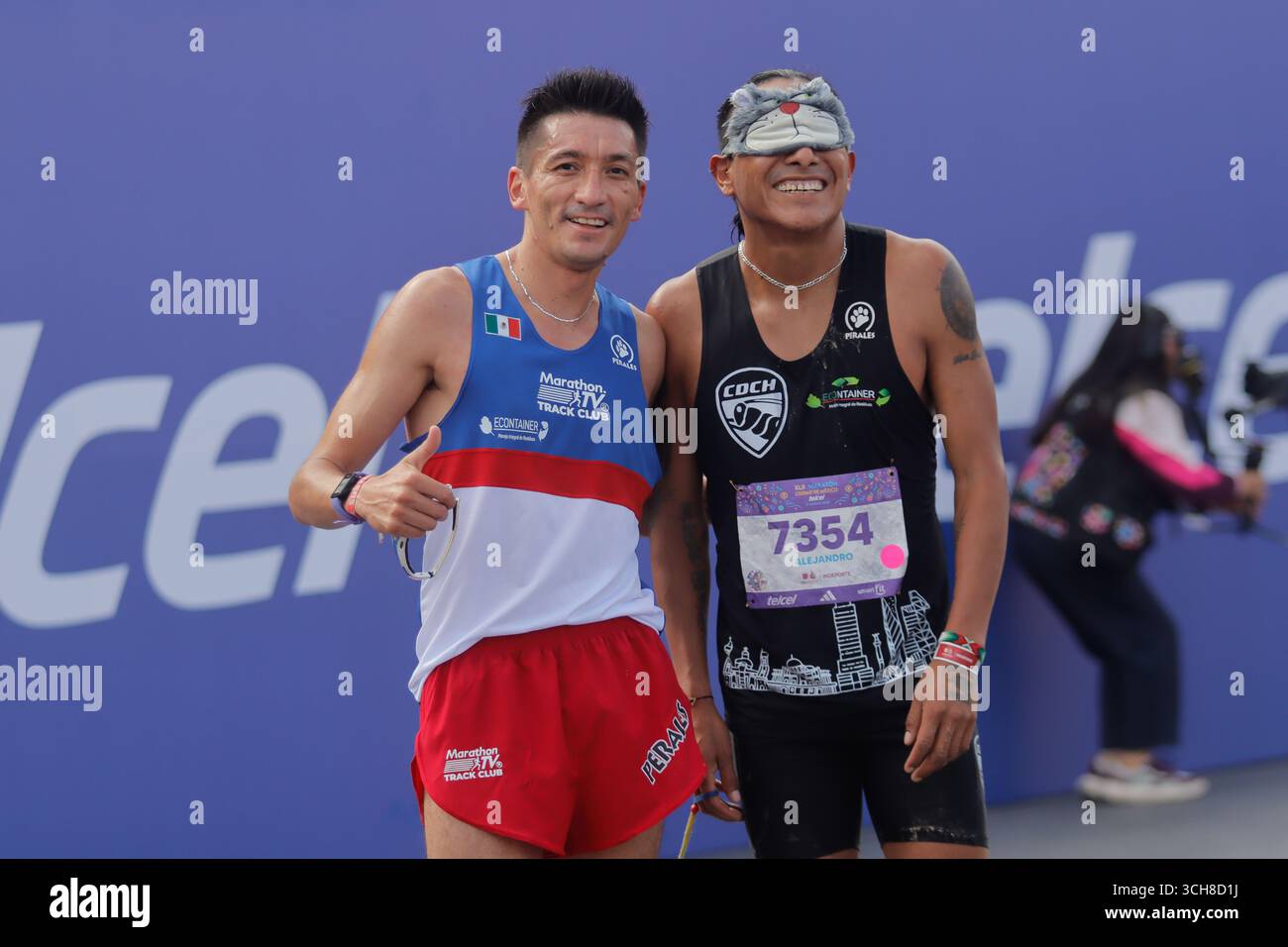 Mexiko-Stadt, Ciudad de Mexico, Mexiko. 31. August 2025. Ein sehbehinderter Mann läuft in Begleitung eines Reiseleiters während des XLII Mexico City Marathon. Am 31. August 2025 in Mexiko-Stadt. (Kreditbild: © Carlos Santiago/eyepix via ZUMA Press Wire) NUR REDAKTIONELLE VERWENDUNG! Nicht für kommerzielle ZWECKE! Quelle: ZUMA Press, Inc./Alamy Live News Stockfoto