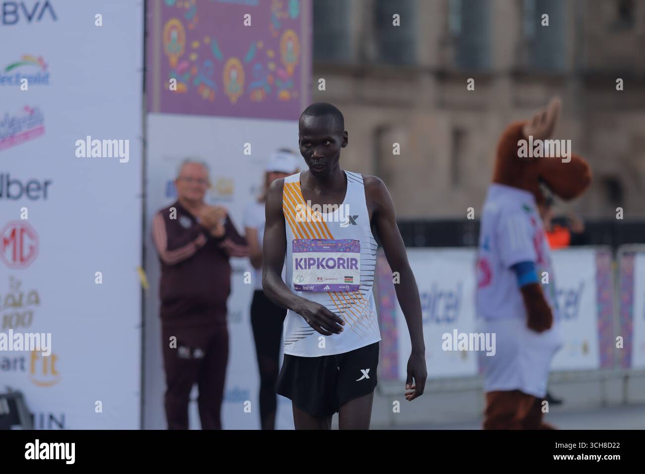Mexiko-Stadt, Ciudad de Mexico, Mexiko. 31. August 2025. Bernard Kipkorir Na aus Kenia feierte nach Erreichen der Ziellinie den zweiten Platz in der Elite-Kategorie der Männer beim XLII Mexico City Marathon. Am 31. August 2025 in Mexiko-Stadt. (Kreditbild: © Carlos Santiago/eyepix via ZUMA Press Wire) NUR REDAKTIONELLE VERWENDUNG! Nicht für kommerzielle ZWECKE! Quelle: ZUMA Press, Inc./Alamy Live News Stockfoto