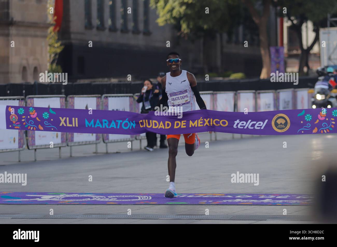Mexiko-Stadt, Ciudad de Mexico, Mexiko. 31. August 2025. Tadu Abate Deme aus Äthiopien überquert die Ziellinie auf dem ersten Platz in der Elite-Kategorie der Männer beim XLII Mexico City Marathon. Am 31. August 2025 in Mexiko-Stadt. (Kreditbild: © Carlos Santiago/eyepix via ZUMA Press Wire) NUR REDAKTIONELLE VERWENDUNG! Nicht für kommerzielle ZWECKE! Quelle: ZUMA Press, Inc./Alamy Live News Stockfoto