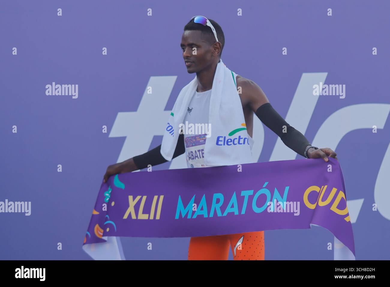 Mexiko-Stadt, Ciudad de Mexico, Mexiko. 31. August 2025. Tadu Abate Deme aus Äthiopien feierte nach Erreichen der Ziellinie den zweiten Platz in der Elite-Kategorie der Männer beim XLII Mexico City Marathon. Am 31. August 2025 in Mexiko-Stadt. (Kreditbild: © Carlos Santiago/eyepix via ZUMA Press Wire) NUR REDAKTIONELLE VERWENDUNG! Nicht für kommerzielle ZWECKE! Quelle: ZUMA Press, Inc./Alamy Live News Stockfoto