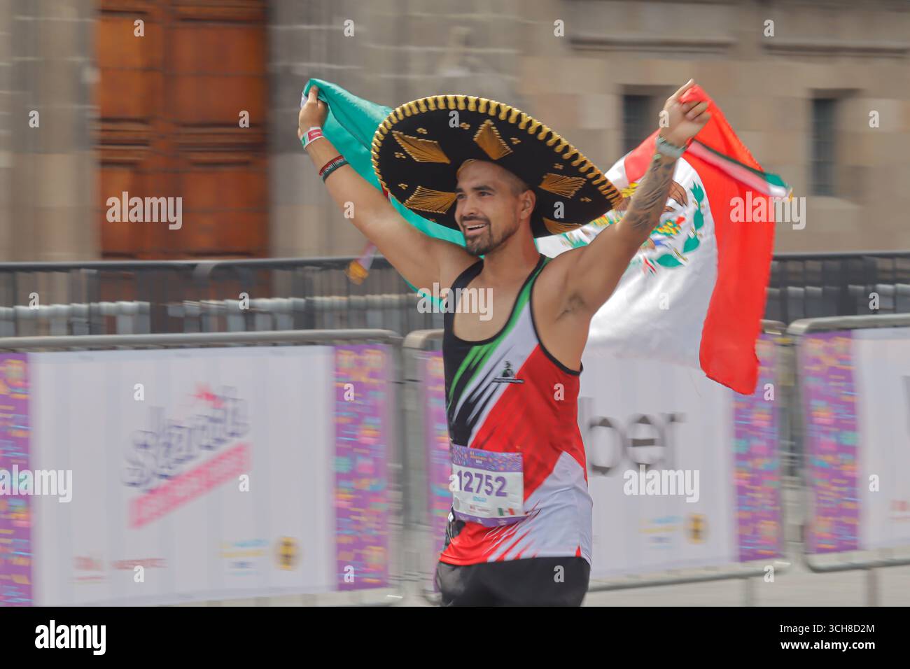 Mexiko-Stadt, Ciudad de Mexico, Mexiko. 31. August 2025. Während des XLII Mexico City Marathons weht ein Läufer die mexikanische Flagge. Am 31. August 2025 in Mexiko-Stadt. (Kreditbild: © Carlos Santiago/eyepix via ZUMA Press Wire) NUR REDAKTIONELLE VERWENDUNG! Nicht für kommerzielle ZWECKE! Quelle: ZUMA Press, Inc./Alamy Live News Stockfoto