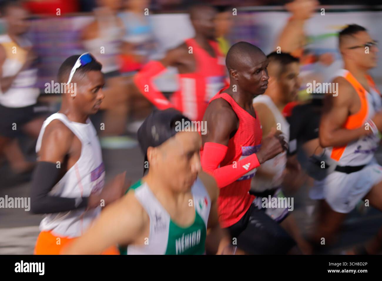 Mexiko-Stadt, Ciudad de Mexico, Mexiko. 31. August 2025. Teilnehmer am XLII Mexico City Marathon. Am 31. August 2025 in Mexiko-Stadt. (Kreditbild: © Carlos Santiago/eyepix via ZUMA Press Wire) NUR REDAKTIONELLE VERWENDUNG! Nicht für kommerzielle ZWECKE! Quelle: ZUMA Press, Inc./Alamy Live News Stockfoto